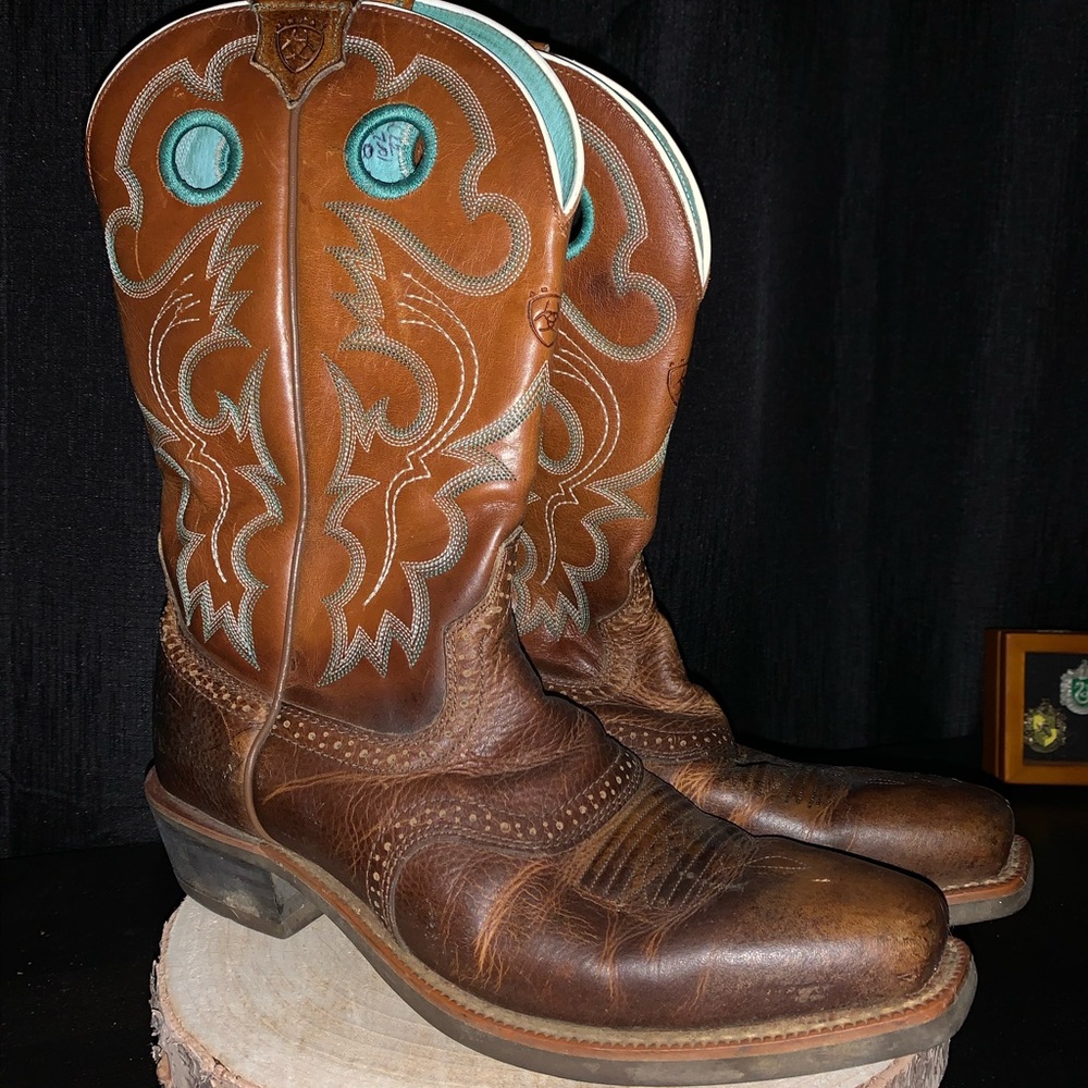 LIKE NEW Ariat womens boots teal colors/stitching